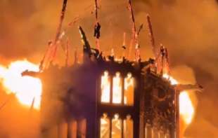 Požari, pogibije od pirotehnike, napadi na policiju: Nezabeleženo nasilje u novogodišnjoj noći u Holandiji 