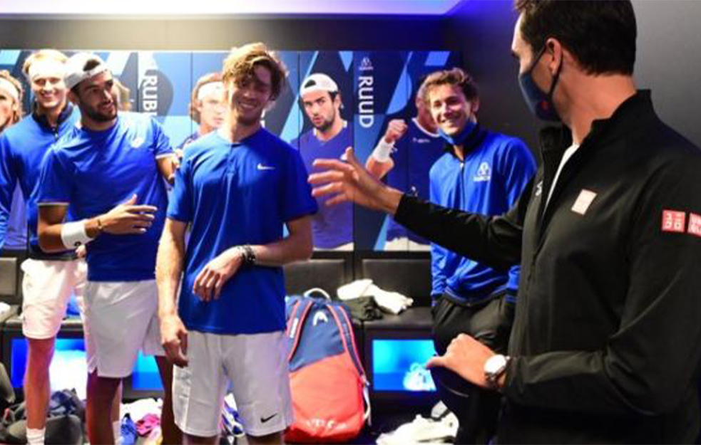 OVACIJE I KAD JE NA TRIBINAMA: Federer nenajavljen banuo na meč