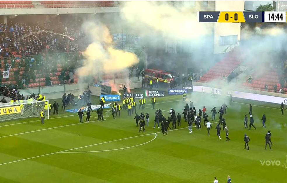 MASOVNA TUČA HULIGANA U SLOVAČKOJ! I dok su letele <span style='color:red;'><b>baklje</b></span> sa tribina stigla poruka: 