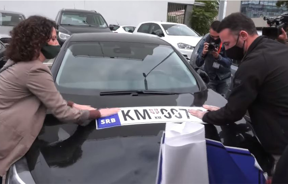 IŠČEKUJE SE POVLAČENJE JEDINICA ROSU! U Prištini protesti: Sprejom i <span style='color:red;'><b>nalepnica</b></span>ma na aute Vlade (VIDEO)