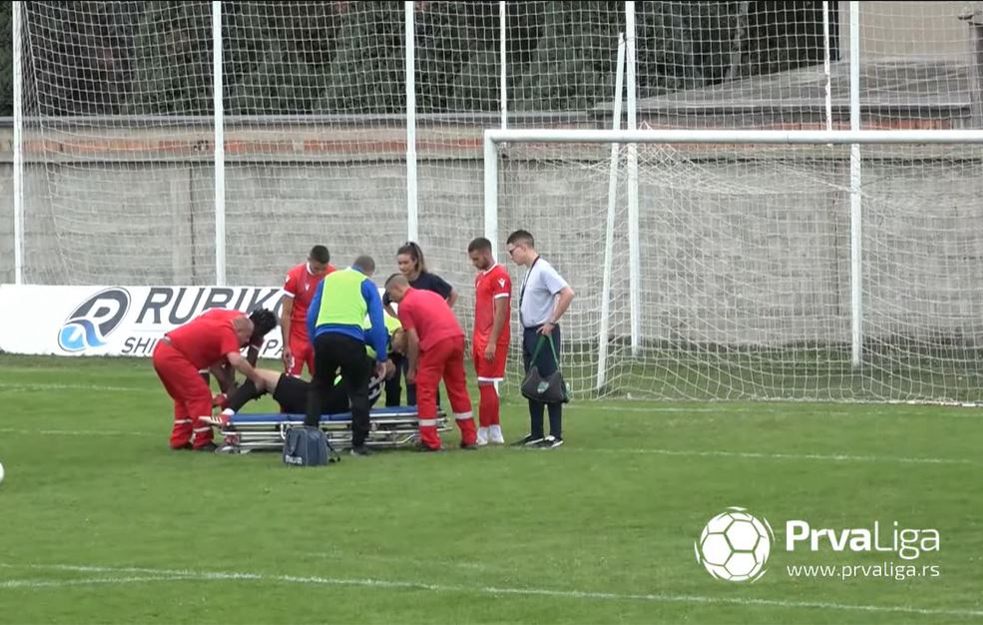 UŽASNA SCENA NA FUDBALSKOJ UTAKMICI! Igraču odstranjen bubreg (VIDEO)