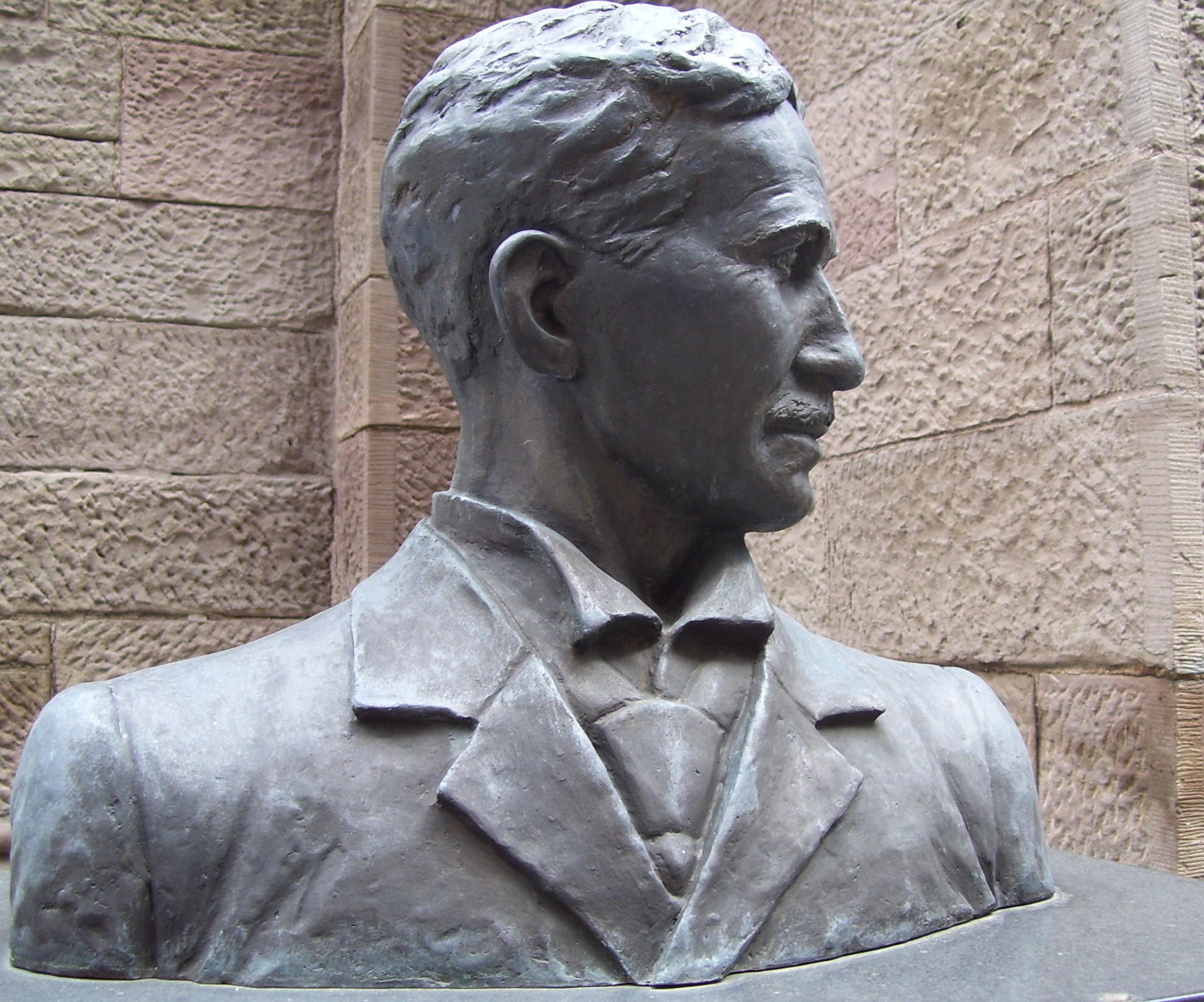 Nikola_Tesla_bust_at_St-_Sava_closeup