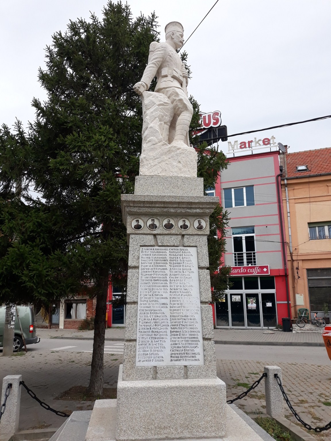 Spomenik-junacima-iz-balkanskih-i-Prvog-svetskog-rata-u-Markovcu