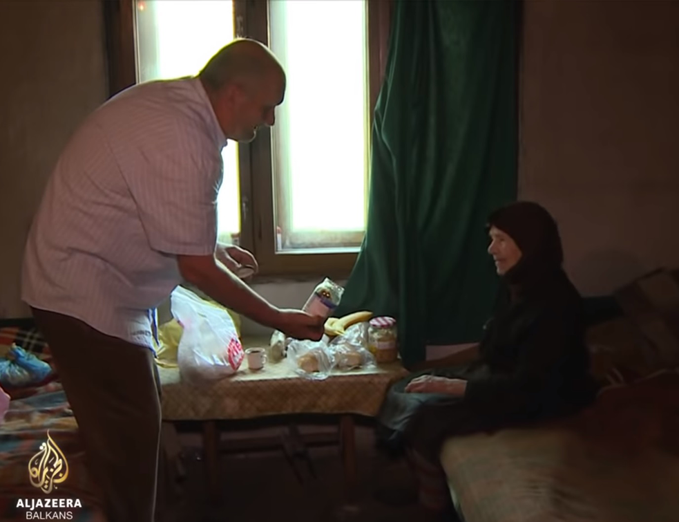 Baka Vladica je jedina Srpkinja u svom selu na KiM, Albanac joj je postao “treći sin” (VIDEO)
