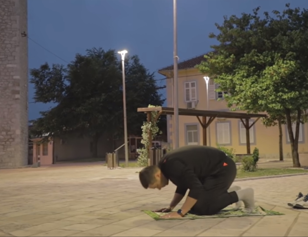 Molitva <span style='color:red;'><b>Dženana</b></span> Kolića za vladiku Joanikija i sveštenike SPC obišla region (VIDEO)