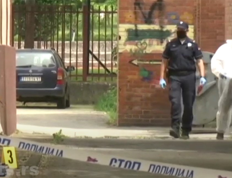Detalji porodične tragedije u Erdeviku: Predrag presudio supruzi sa kojom ima dvoje dece, prvu žrtvu čekao sa puškom u <span style='color:red;'><b>parkić</b></span>u
