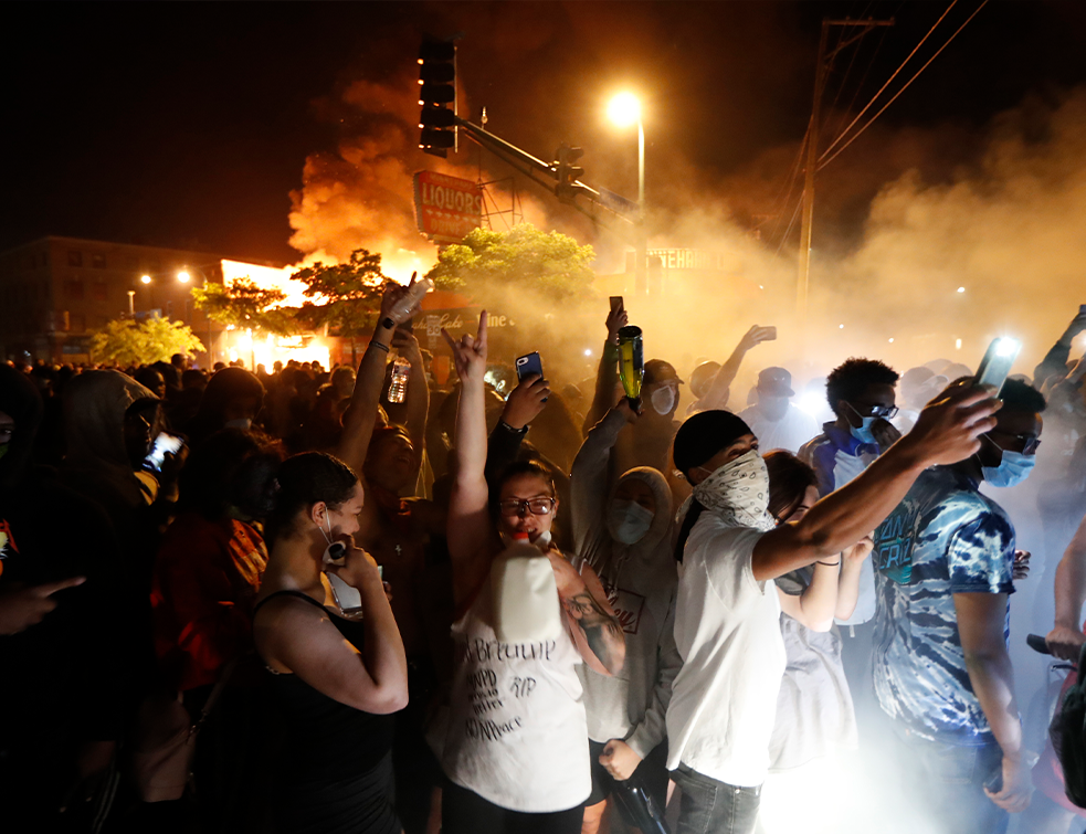Šire se protesti u SAD, u Mineapolisu uvedeno vanredno stanje, protestanti zapalili policijsku stanicu
