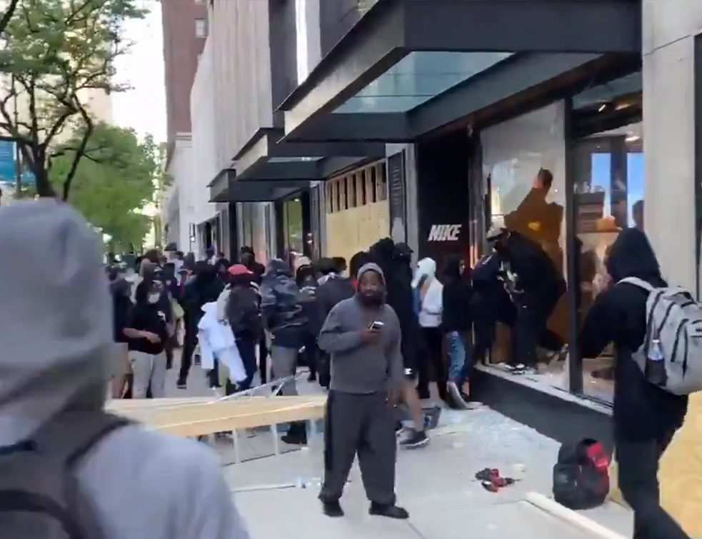 Nisu im vredeli ni slogani protiv rasizma, opelješili prodavnicu patika na demonstracijama (VIDEO)