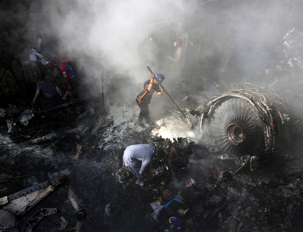 U padu pakistanskog aviona ima PREŽIVELIH! Video sam samo vatru i dim, čuo sam krike sa svih strana (FOTO)