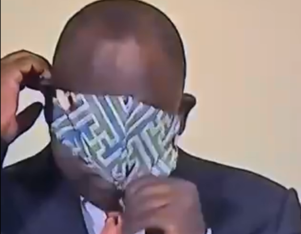 Predsednik ne ume da stavi masku (VIDEO)