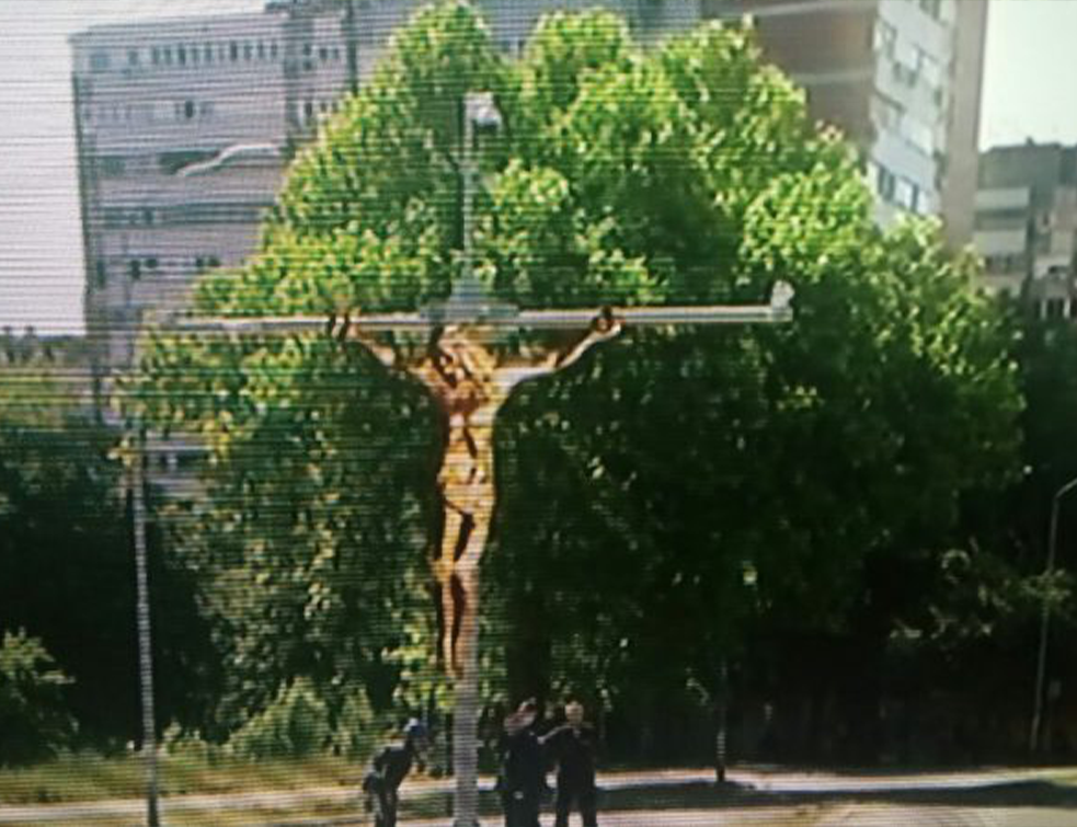 Otkriveno ko stoji iza postavljanja raspeća na ulici u Beogradu: <span style='color:red;'><b>Video nadzor</b></span> je nova religija