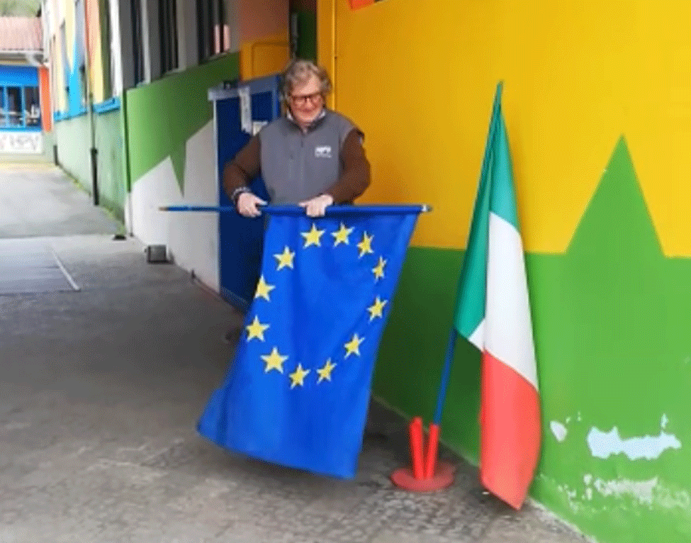 Italijan sklonio zastavu EU i postavio rusku (VIDEO)