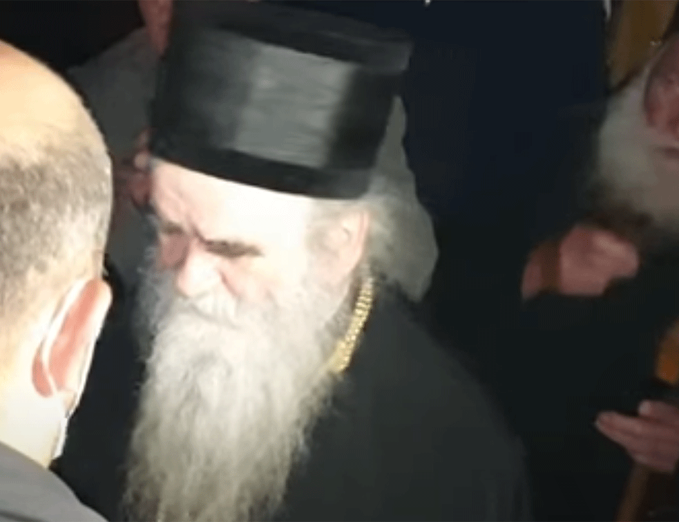 BRUTALNI <span style='color:red;'><b>NAPAD NA CRKVU</b></span>! Pored vladike Joanikija uhapšeno još sedam sveštenika SPC (VIDEO)