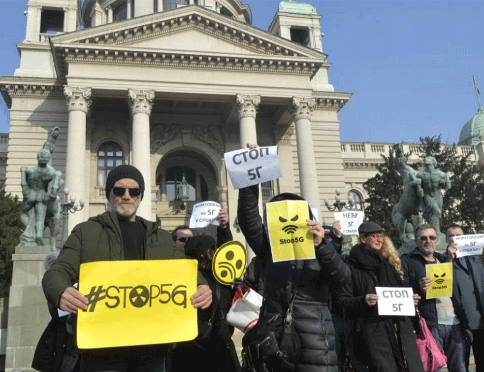 Srbi se pobunili protiv 5G mreže ispred Skupštine