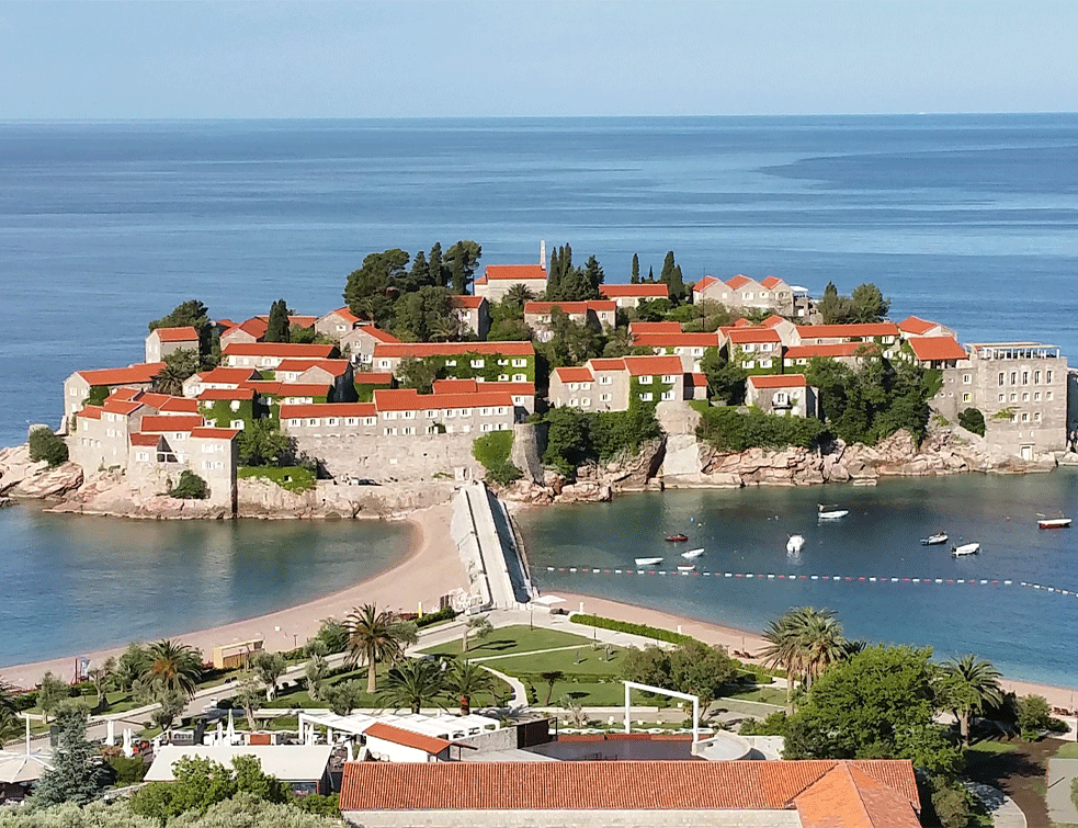 Crnogorci kukaju: Nema <span style='color:red;'><b>rezervacija</b></span> za letovanje