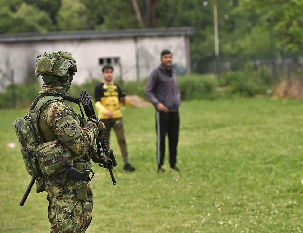 Vojska i<span style='color:red;'><b>nerve</b></span>nisala već prvo veče u migrantskom centru u Šidu!