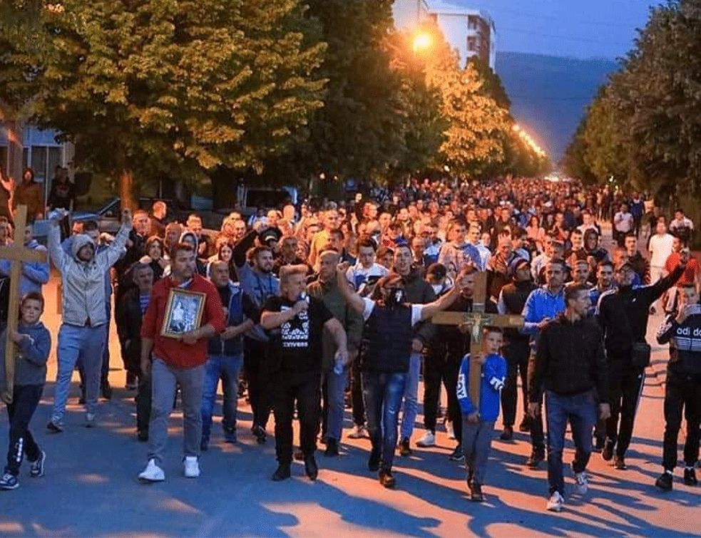 Beranci i večeras protesnom šetnjom traže: Pustite vladiku Joanikija i <span style='color:red;'><b>sveštenstvo</b></span> (FOTO)