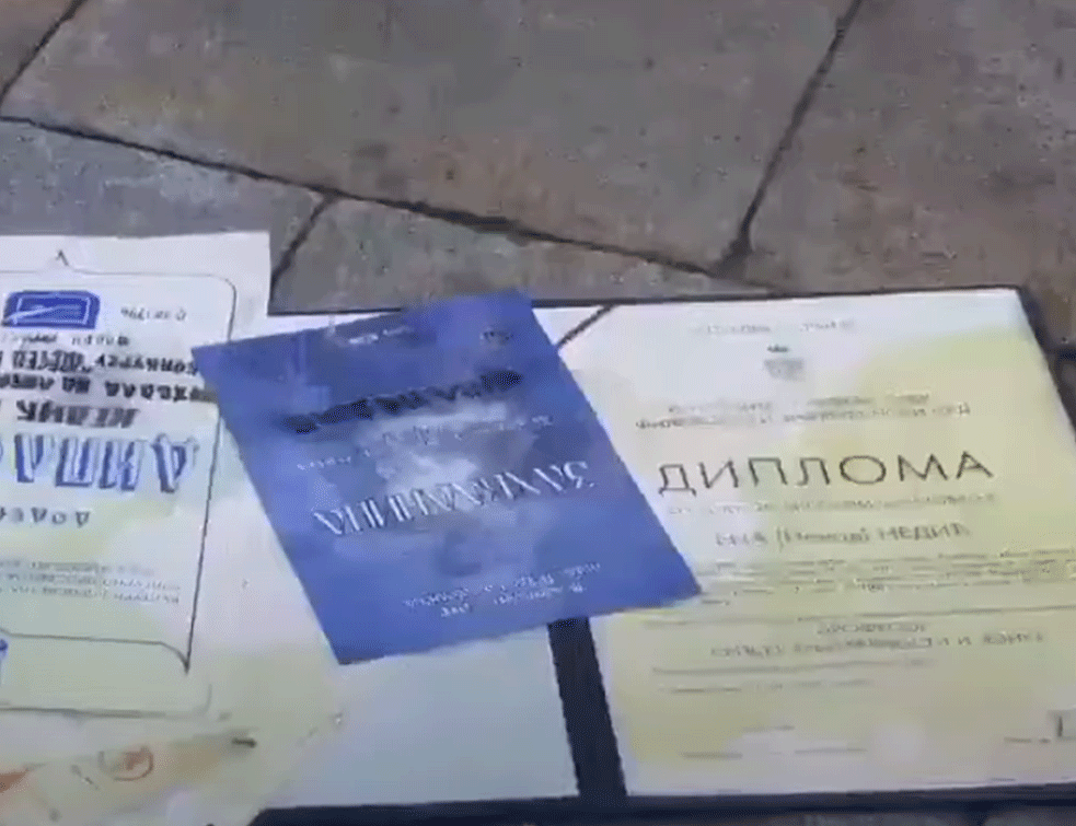 Profesorka srpskog jezika protestuje: Spalila sve svoje diplome i licence ispred Skupštine (VIDEO)