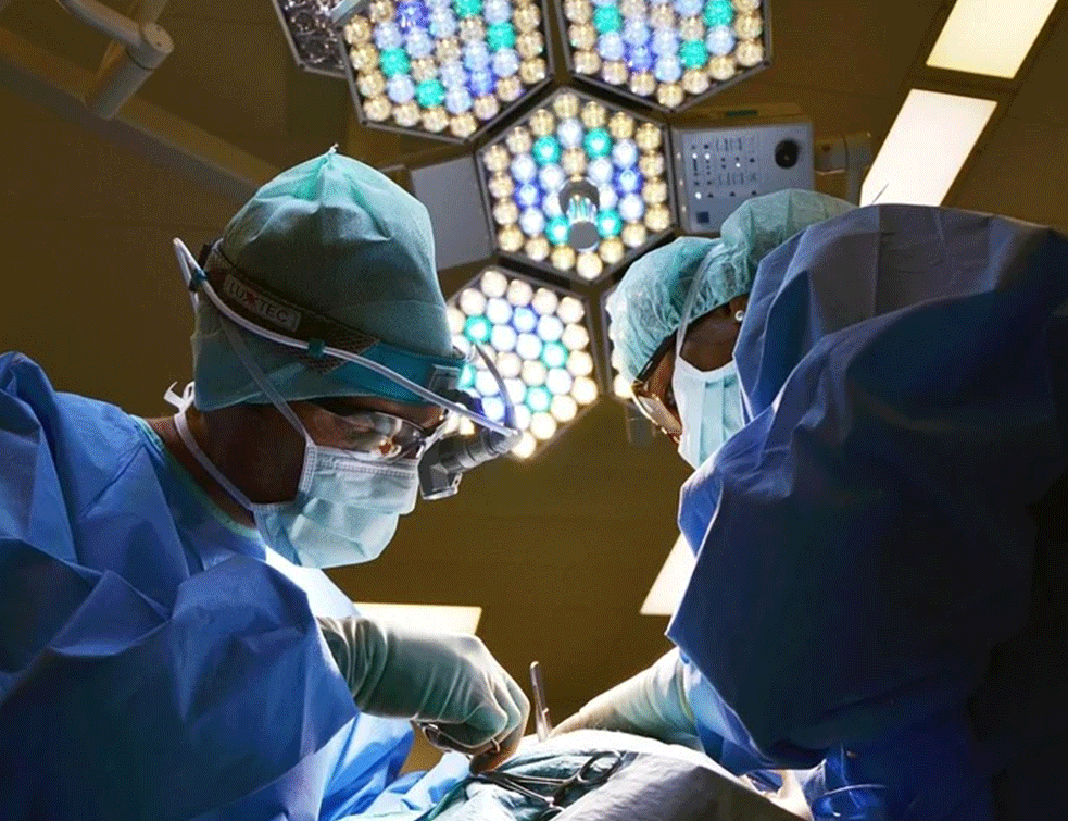 Da li ste se ikad zapitali ZAŠTO hirurzi u operacionim salama nose samo zelene i plave <span style='color:red;'><b>mantil</b></span>e? Razlog je PRAKTIČAN 