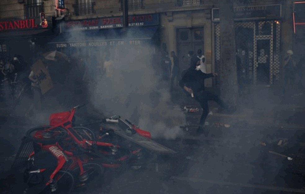 NASILJE U PARIZU: Policija koristila suzavac da rastera demonstrante