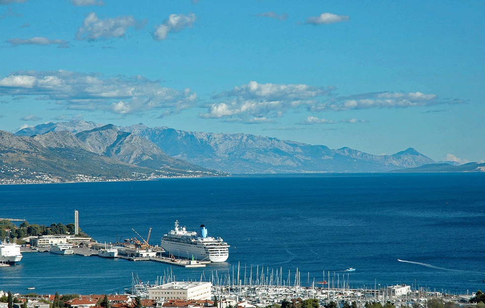 NESREĆA U HRVATSKOJ: U Splitu turistički brod udario u obalu i potonuo