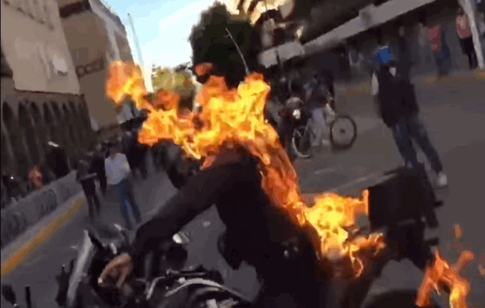 Demonstrant zapalio policajca: Užasne scene na protestu u Meksiku /uznemirujući video/