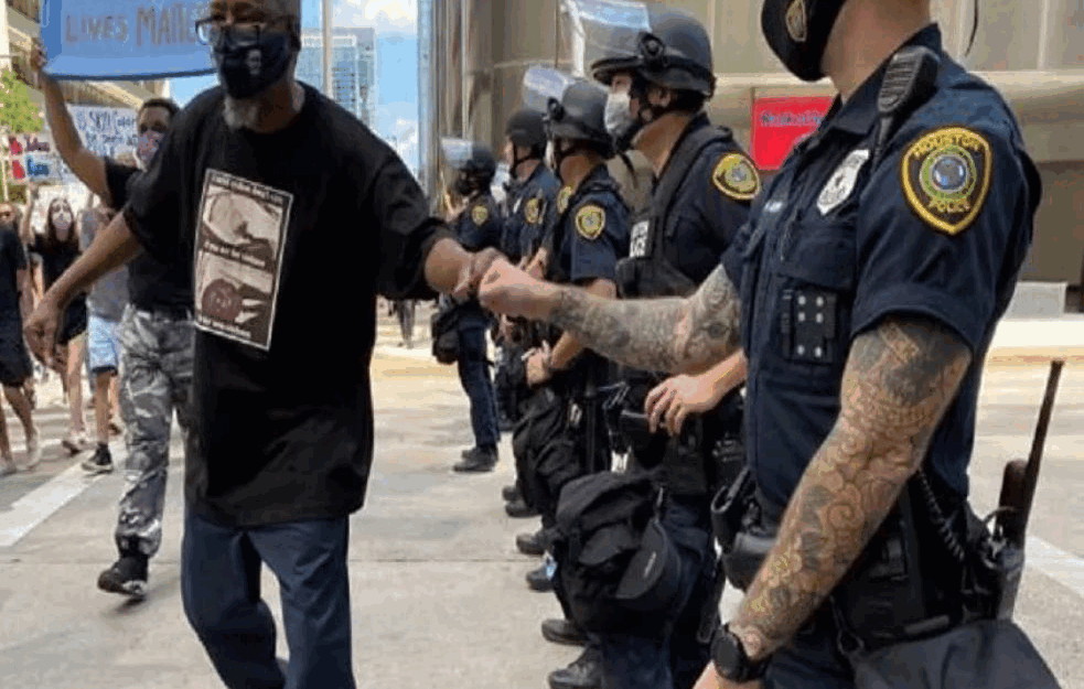 Američki policajac na protestima sa tetovažom Rusije — hit na društvenim mrežama 