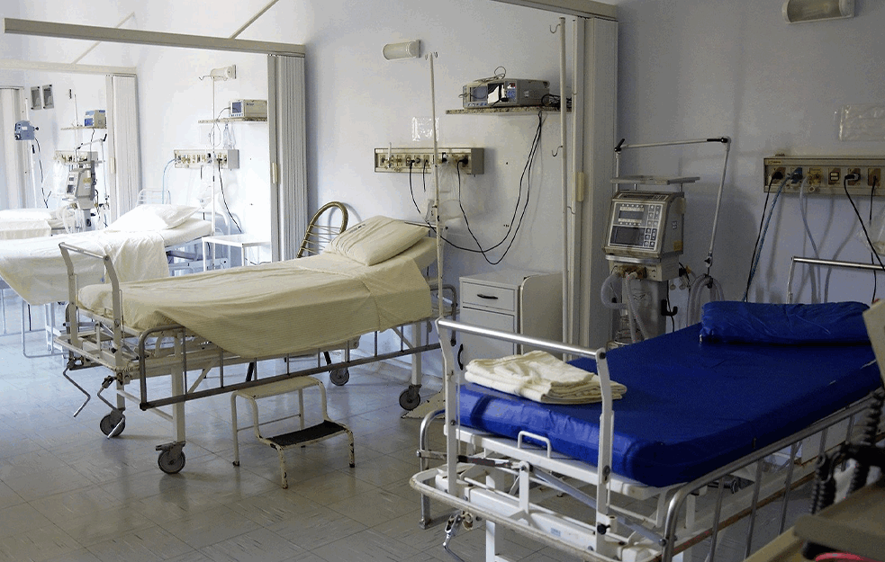 SITUACIJA ALARMANTNA: Bolnice pune, majke na stolicama