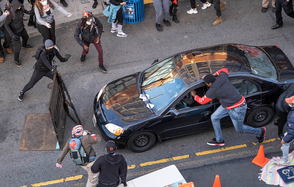 NEMA ZATIŠJA: Zaleteo se automobilom na demonstrante u <span style='color:red;'><b>Sijetl</b></span>u PA PUCAO NA JEDNOG!