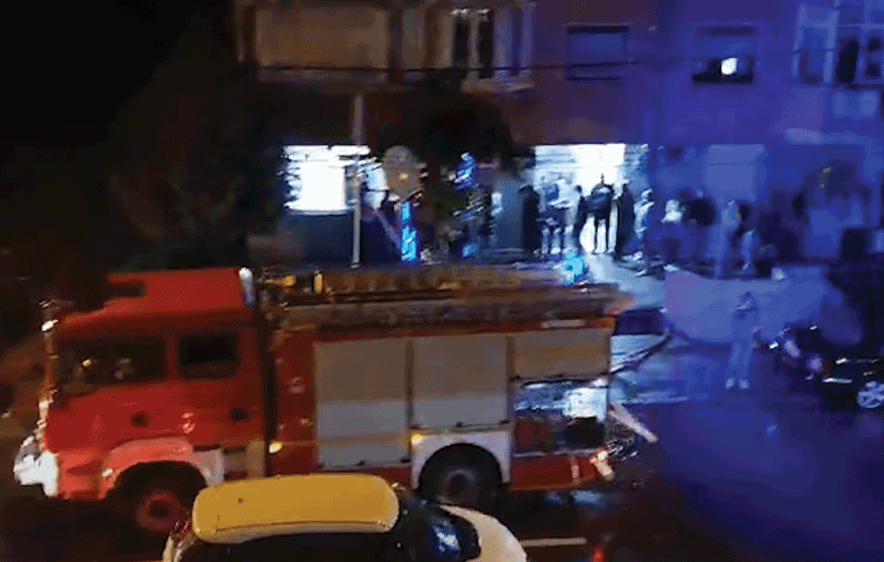 Grom u Žarkovu zapalio stambenu zgradu! (VIDEO)