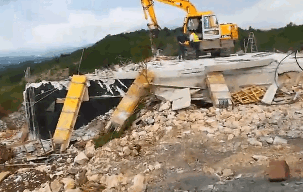 Ruše konak svetog Vasilija u Ulcinju, bageri na terenu, policija ne da prolaz (VIDEO)