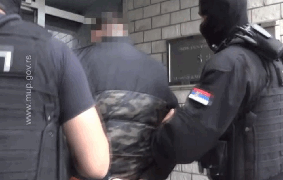 UHAPŠEN ZELENAŠ IZ REDOVA POLICIJE! Odveo dužnika na njivu, prebio ga i pokušao da mu iznudi 10.000 evra