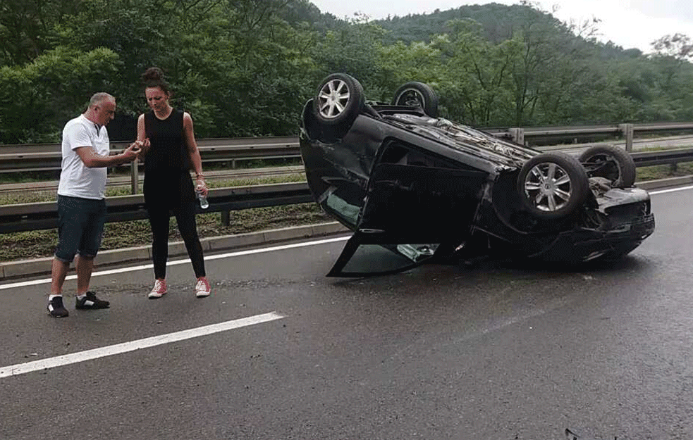 Teška nesreća kod Bubanj potoka: Automobil na krovu, ima povređenih (VIDEO)