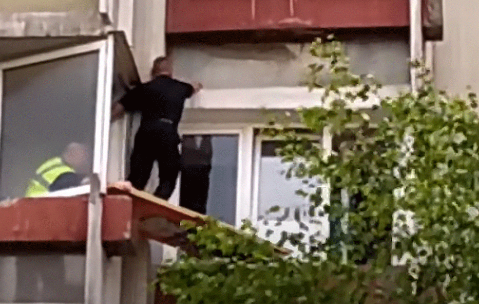 Policajac Heroj: Na petom spratu PREŠAO SA JEDNOG NA DRUGI BALKON da spasi <span style='color:red;'><b>dete od pet godina</b></span> (VIDEO)