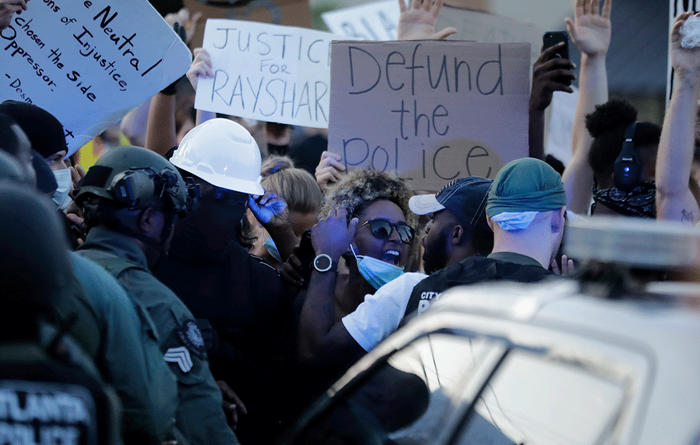 U AMERICI ZBOG UBISTAVA PLJUŠTE OSTAVKE: Još jedan <span style='color:red;'><b>Afroamerikanac</b></span> stradao od strane američke policije u Atlanti, JEZIV SNIMAK UBISTVA (VIDEO)