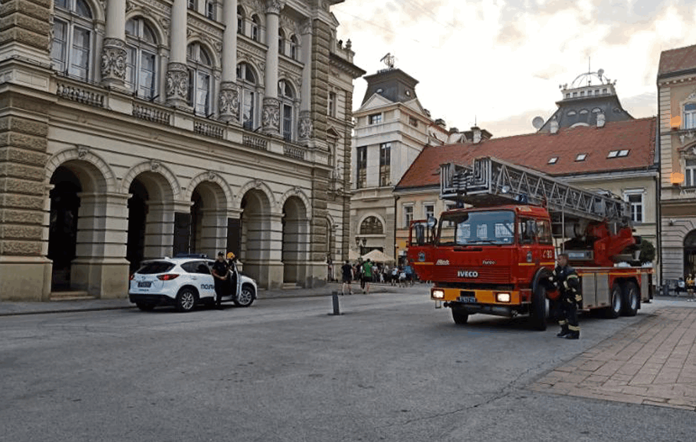 Muškarac pokušao da zapali Gradsku kuću u Novom Sadu (FOTO)