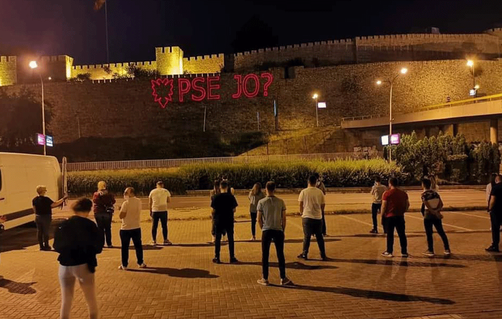 Albanci krenuli u osvajanje Makedonije: Iznad Skoplja osvanula svetleća poruka na Albanskom, žele mesto premijera (VIDEO)