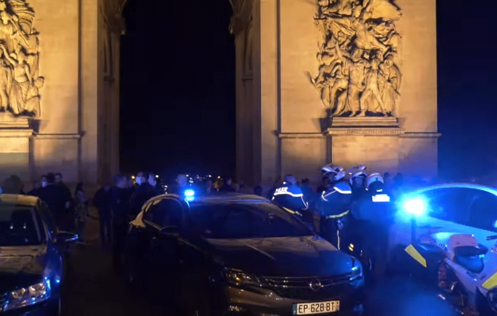Policajci u Parizu protestuju, bacili lisice na zemlju: 'Strašno je kad vas ostave na cedilu' (VIDEO)