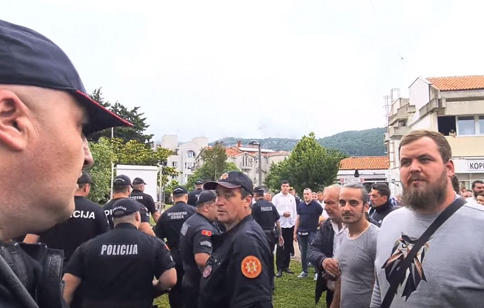 BUDVA POD OPSADOM: Kordoni policije čuvaju centar grada i Centar za bezbednost (VIDEO)