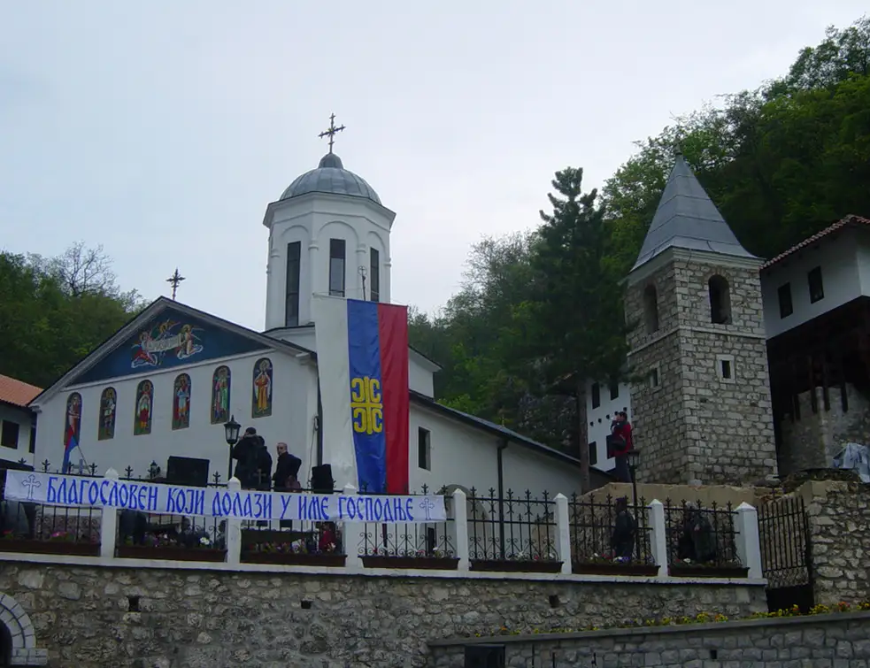 Okupljaju se Pljevljaci, ne daju deportaciju sveštenika Janjića