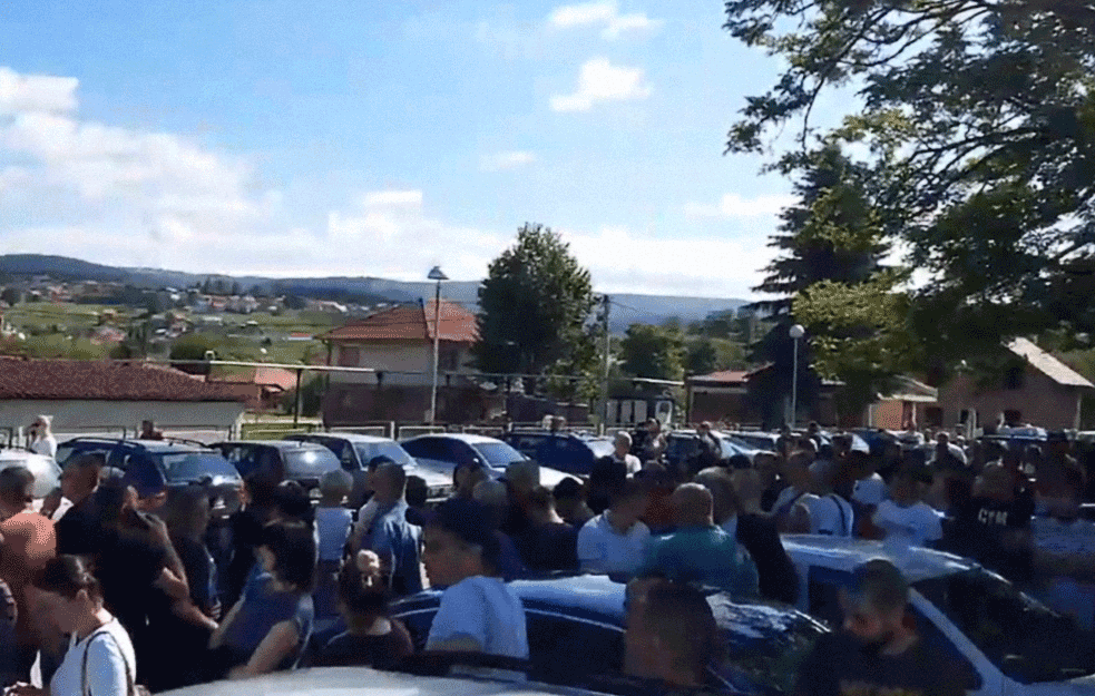 Pljevljaci od jutros ispred Granične policije brane sveštenika Sašu Janjića od deportacije (VIDEO)