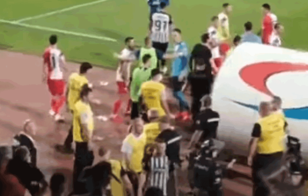 Utakmicu Vojvodina - Partizan obeležila TUČA igrača! (VIDEO)