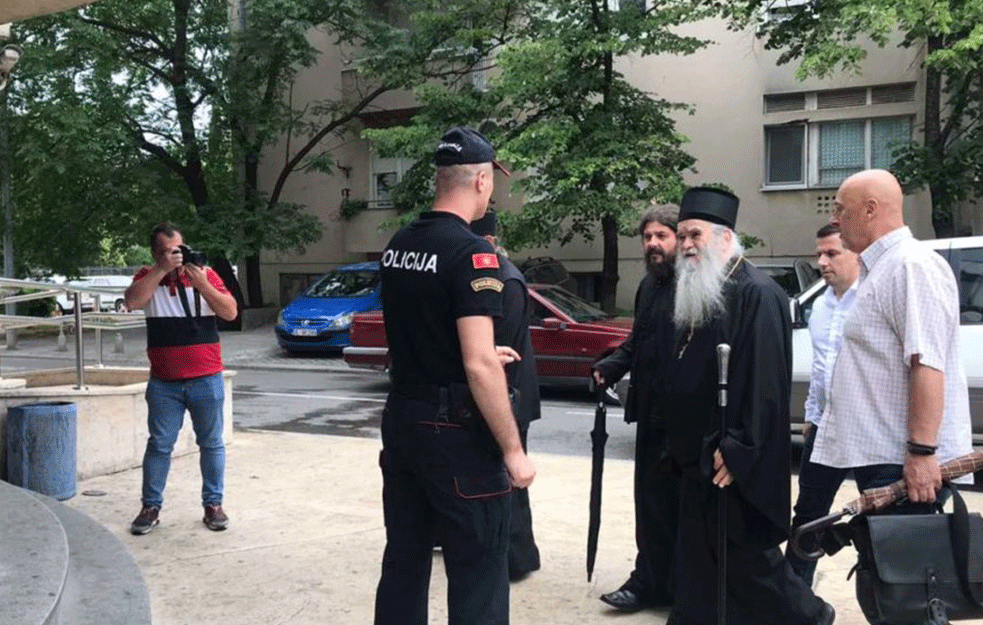 Reakcije crnogorske policije na litije: Amfilohiju uručen poziv, mitropolit stigao na razgovor (FOTO)