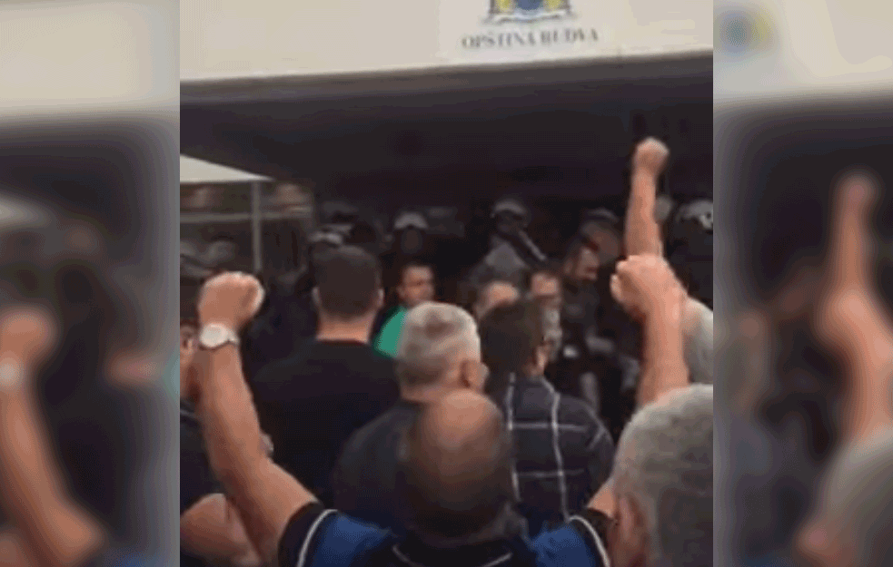 DEMOKRATE PROBILE KORDON U BUDVI: 'Nećemo izlaziti odavde, neka nas sve pohapse!' (VIDEO)