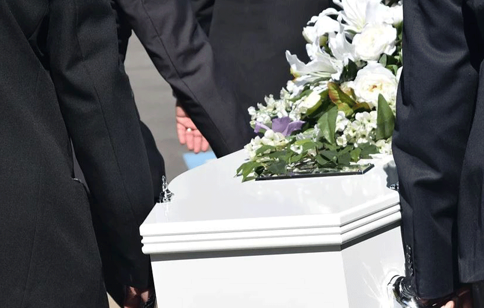 Sutra SAHRANA dečaka tragično stradalog kod Sopota: Porodica i komšije bacaju bele cvetove u JAMU