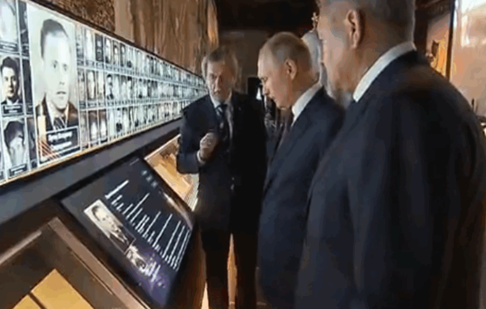 Putin se u poseti muzeju prisetio oca heroja čiji portret drži u kancelariji