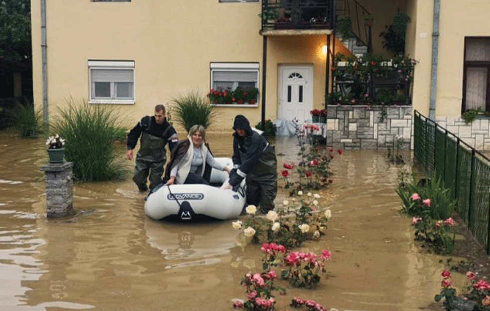 SLIKA POPLAVA KOJA JE POTRESLA SRBIJU: Ostala je bez svega što je imala, a i dalje sedi na kućnom pragu! (FOTO)