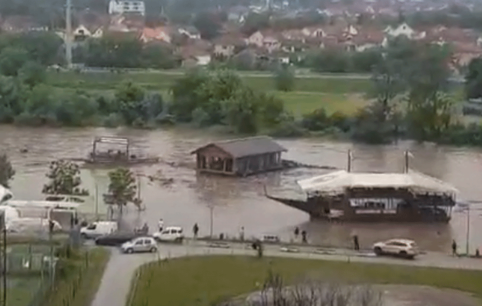 PANIKA U KRALJEVU: IBAR NOSI SPLAVOVE KAO DA SU BRODOVI OD PAPIRA (VIDEO) 