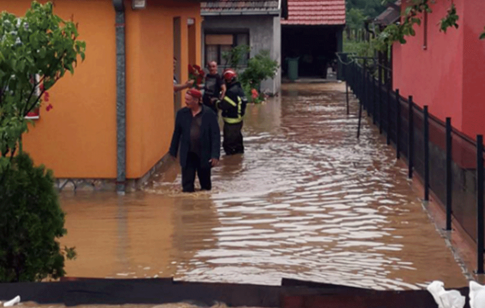 PONEGDE I <span style='color:red;'><b>OBUSTAVA</b></span> SAOBRAĆAJA U TOKU: Obilna kiša izazvala probleme u nekoliko gradova u BiH