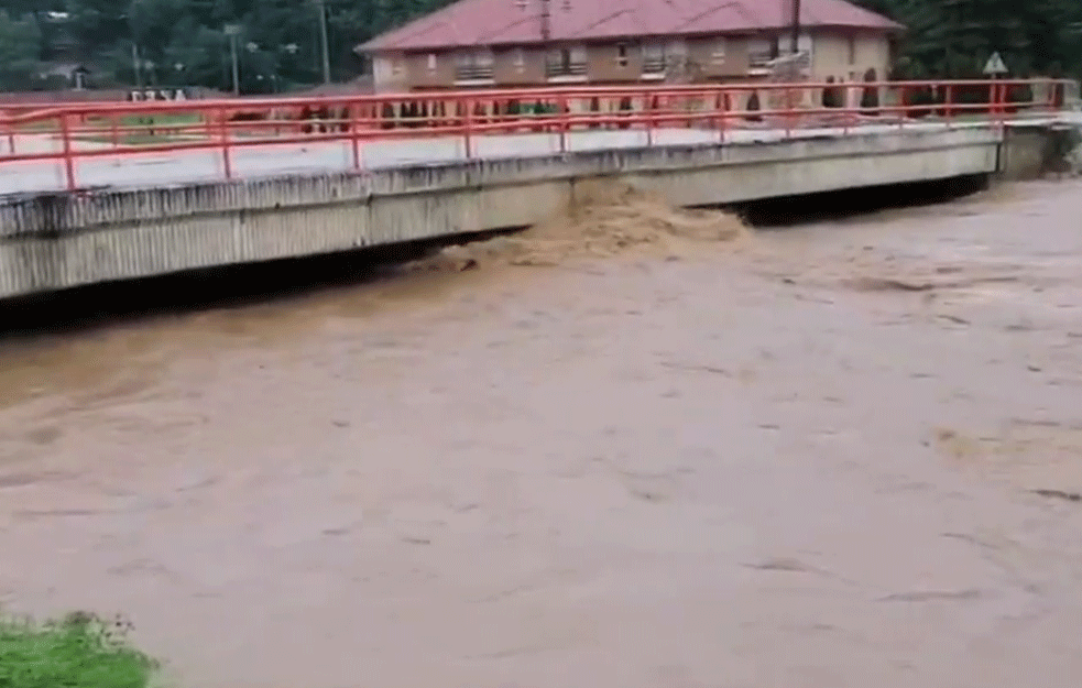 SRBIJA VODE PORUČUJU: Očekuje se da poplavni talas traje još sutra, situacija <span style='color:red;'><b>stabilizovan</b></span>a